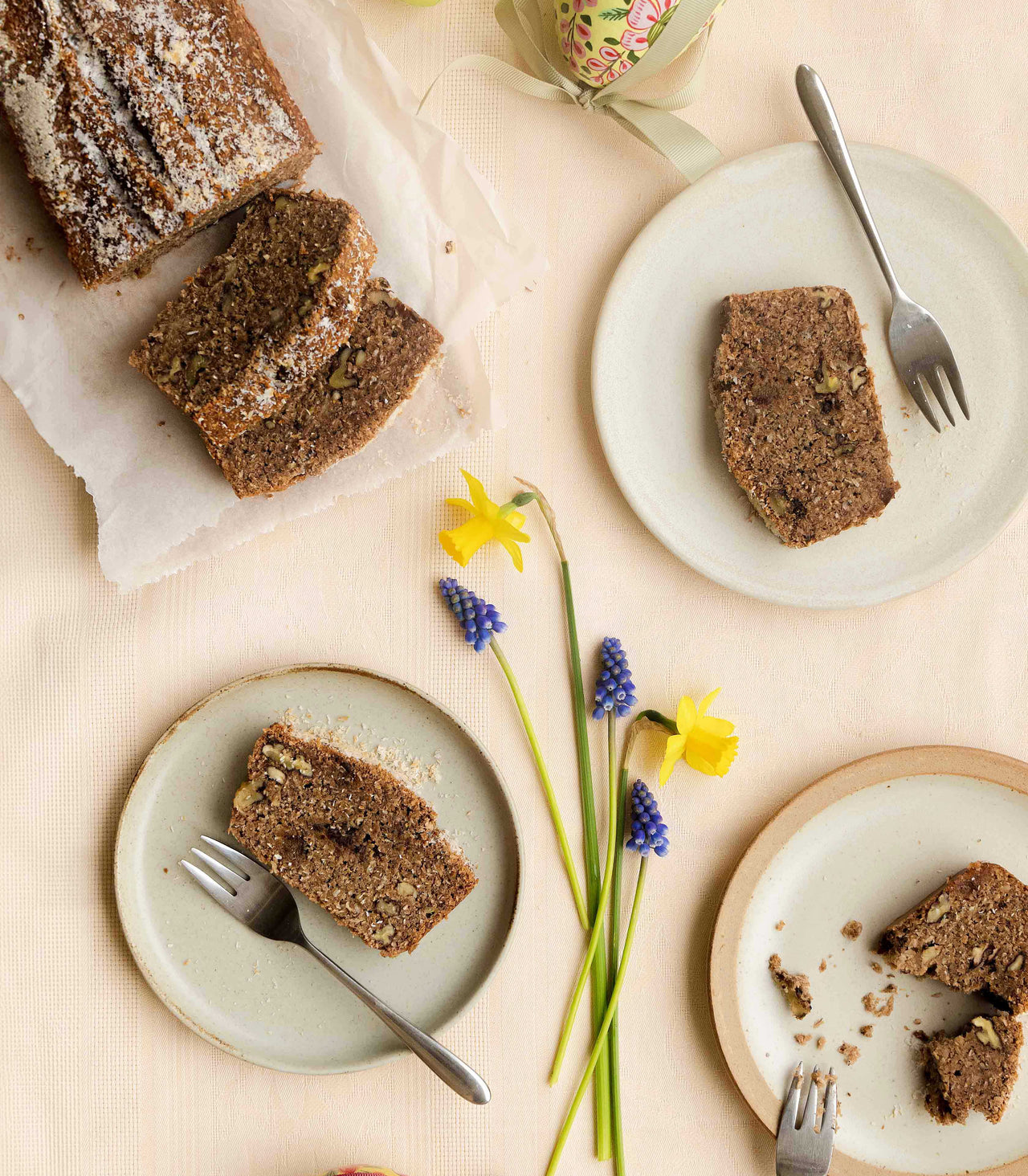 Frühlingshaftes veganes Bananenbrot für Ostern Frühlingshaftes veganes Bananenbrot für Ostern