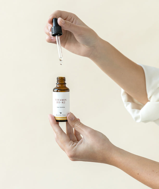Allvital Vitamin D3 und K2 in öliger Tropfenform. Vitamin D und Vitamin K2 sind fettlösliche Vitamine. Für gesunde Knochen und Zähne, stärkt das Immunsystem. Allvital Vitamin D3 und K2 in öliger Tropfenform. Vitamin D und Vitamin K2 sind fettlösliche Vitamine. Für gesunde Knochen und Zähne, stärkt das Immunsystem.