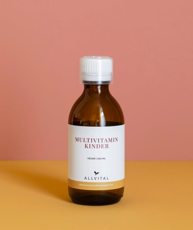 Multivitamin Kinder von Allvital enthält eine sorgfältig ausgewählte Kombination aus Vitamin A, B-Vitaminen, Vitamin C, D und E, Zink und Eisen für eine gesunde Entwicklung und ein gesundes Wachstum. Multivitamin Kinder von Allvital enthält eine sorgfältig ausgewählte Kombination aus Vitamin A, B-Vitaminen, Vitamin C, D und E, Zink und Eisen für eine gesunde Entwicklung und ein gesundes Wachstum.