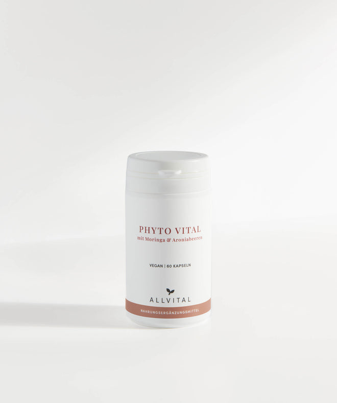 Allvital Phyto Vital enthält Moringa, Aronia und die essentiellen Aminosäuren L-Isoleucin, L-Valin, L-Leucin und L-Serin. Zur Unterstützung der Vitalität. Allvital Phyto Vital enthält Moringa, Aronia und die essentiellen Aminosäuren L-Isoleucin, L-Valin, L-Leucin und L-Serin. Zur Unterstützung der Vitalität.