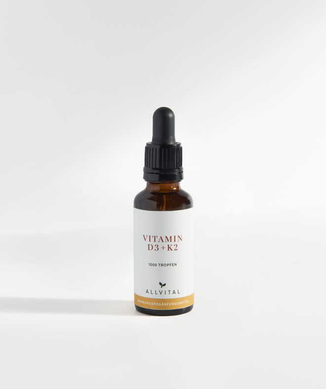 Allvital Vitamin D3 und K2 in öliger Tropfenform. Vitamin D und Vitamin K2 sind fettlösliche Vitamine. Für gesunde Knochen und Zähne, stärkt das Immunsystem. Allvital Vitamin D3 und K2 in öliger Tropfenform. Vitamin D und Vitamin K2 sind fettlösliche Vitamine. Für gesunde Knochen und Zähne, stärkt das Immunsystem.