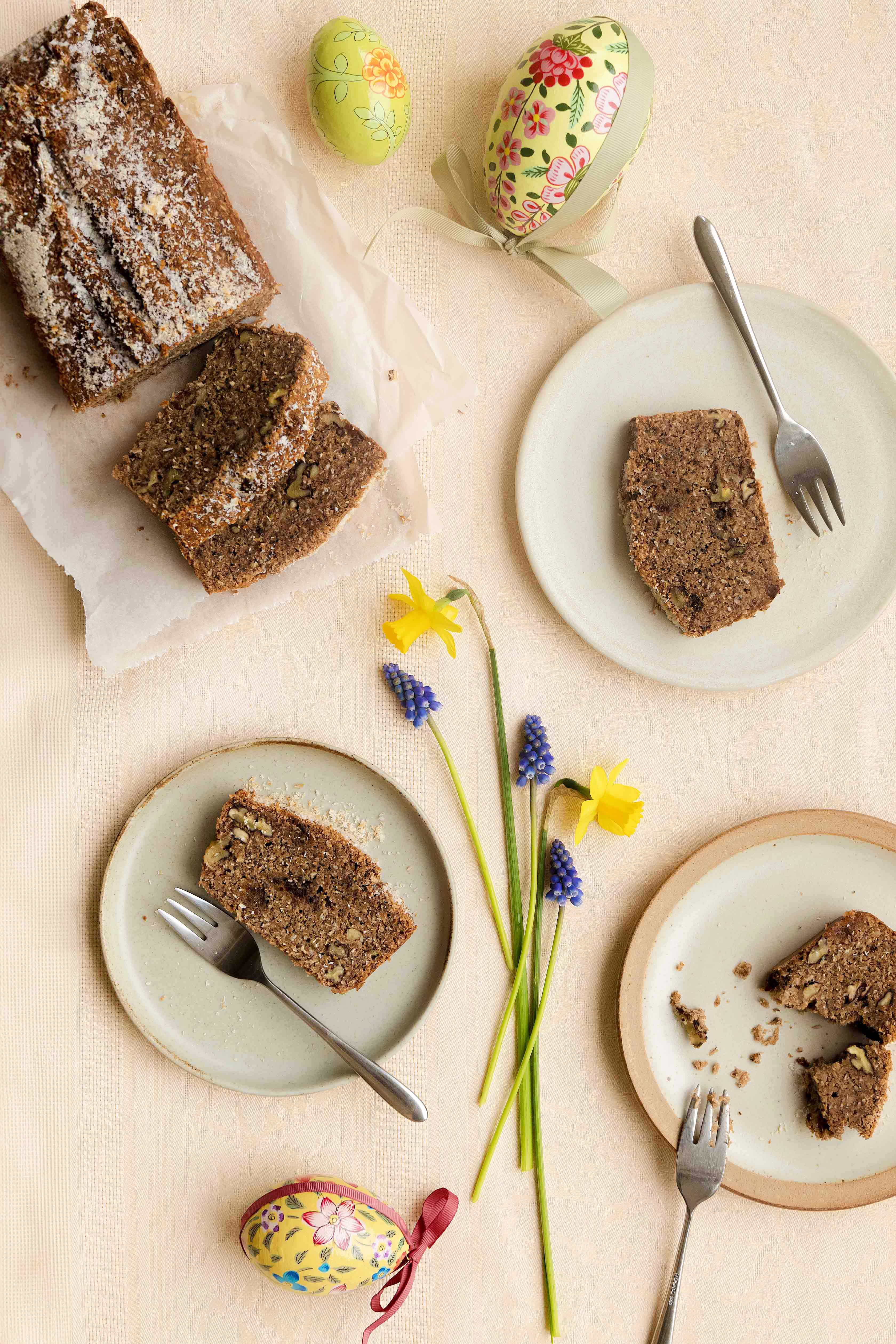 Frühlingshaftes veganes Bananenbrot für Ostern