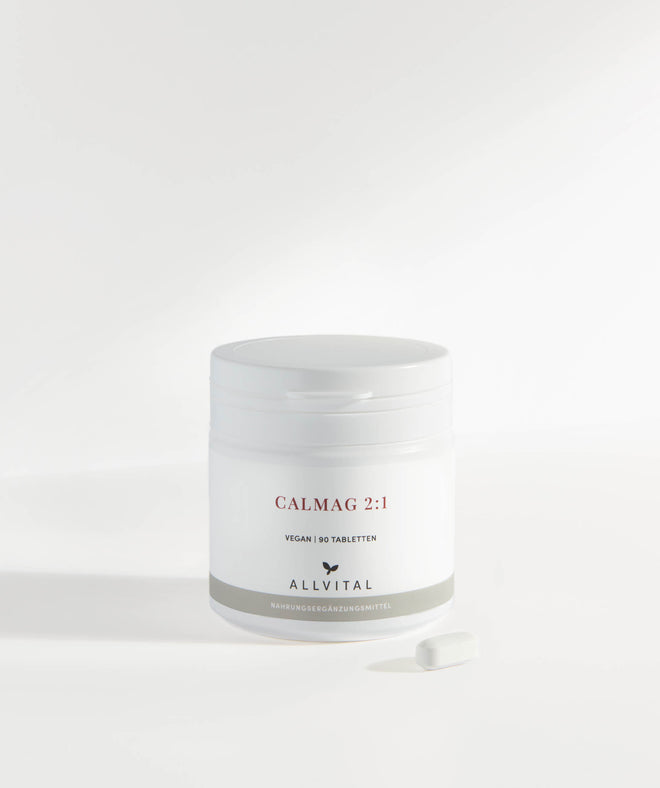 Allvital CalMag 2:1 vegan enthält Calcium und Magnesium. Stärkt Knochen, Muskeln und Zähnen. Für eine gesunde Weiterleitung von Nervenimpulsen. 