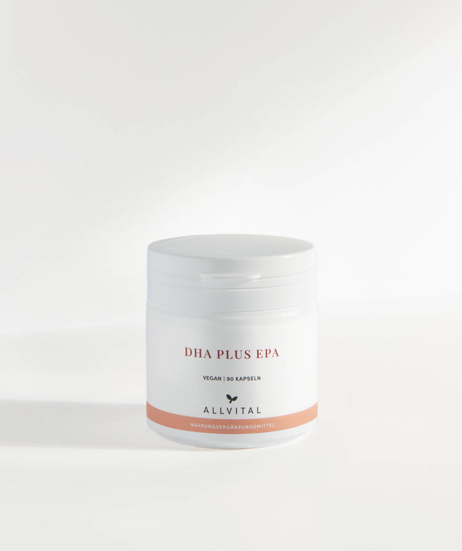 Allvital DHA plus EPA vegan enthält die essentiellen Omega-3-Fettsäuren DHA und EPA aus Algen und Lutein und Zeaxanthin.